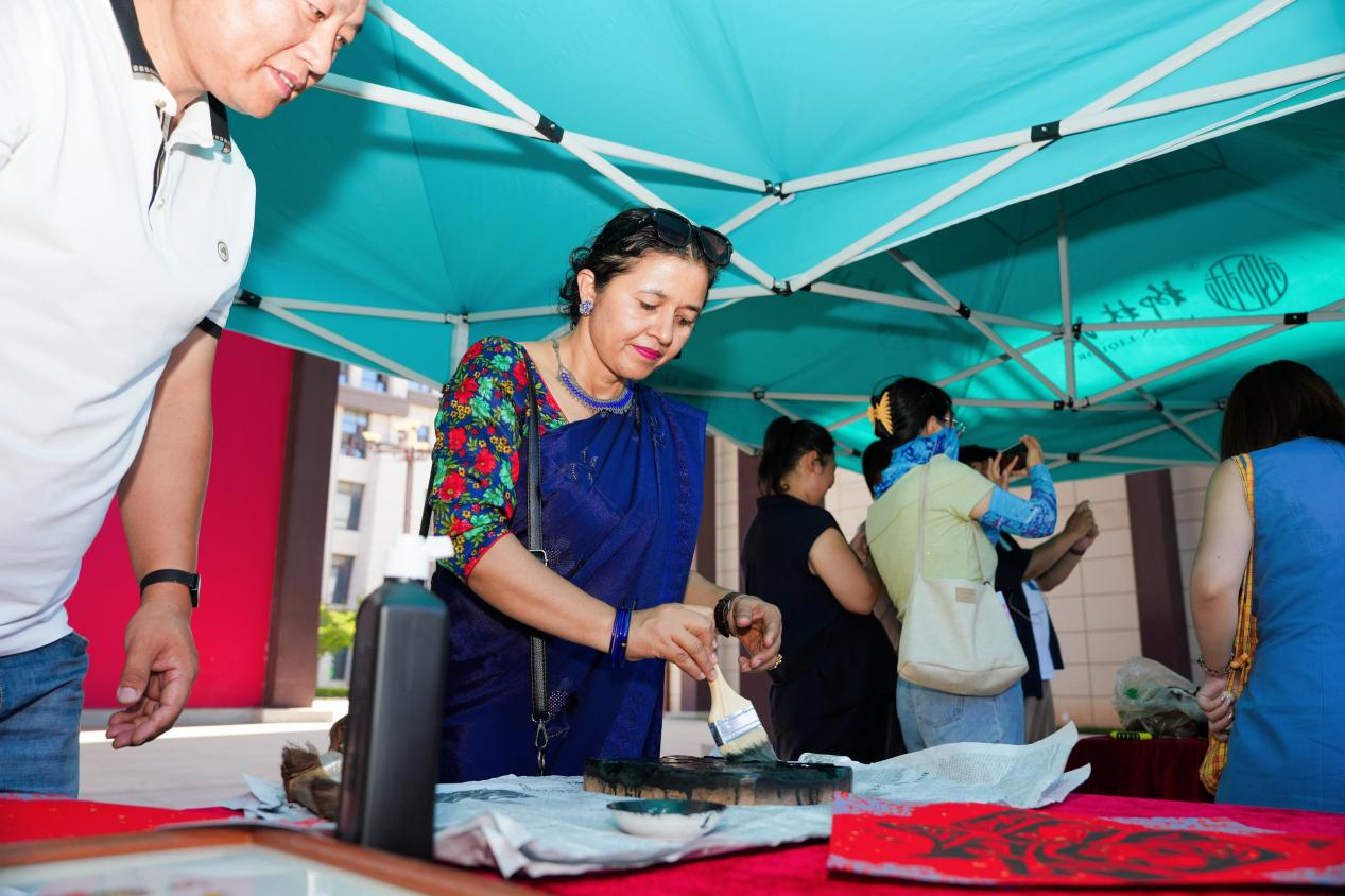 【组图】十余国驻华外交官探秘柳林酒：触摸非遗“活化石” 品味千年“酒海香”_fororder_图片17