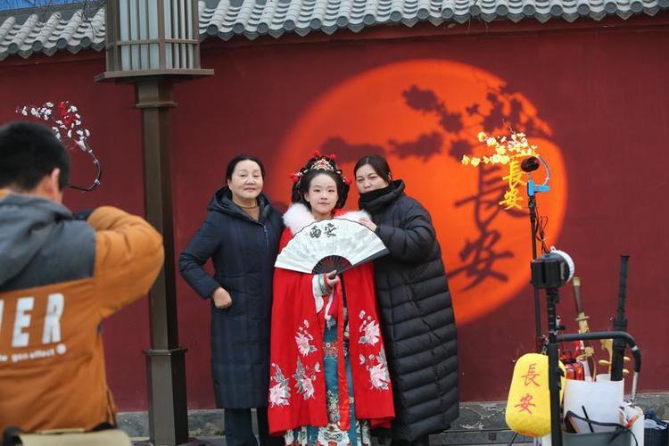 大雁塔下网红墙吸引各地游客