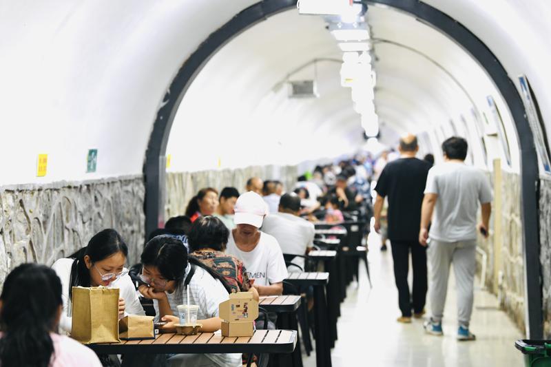 古城持续高温 市民防空洞避暑纳凉