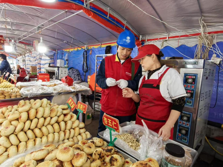 国网洛川县供电公司：节前忙“把脉”  电亮“双节”_fororder_图片2