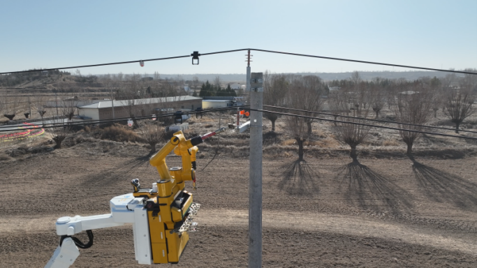 国网榆林供电公司：首次应用带电作业机器人开展作业_fororder_图片1