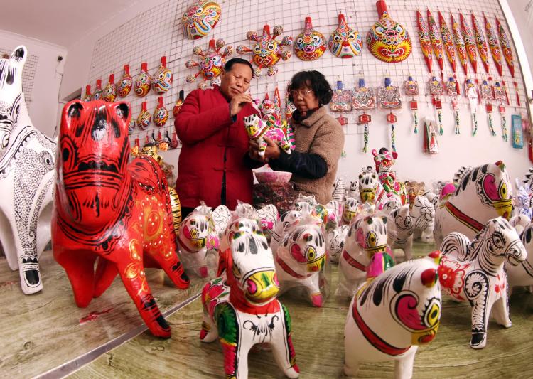 凤翔泥塑让年味“潮”起来_fororder_11487371_739a51a9-baed-4264-97a3-f7b828e1ed7ccopy