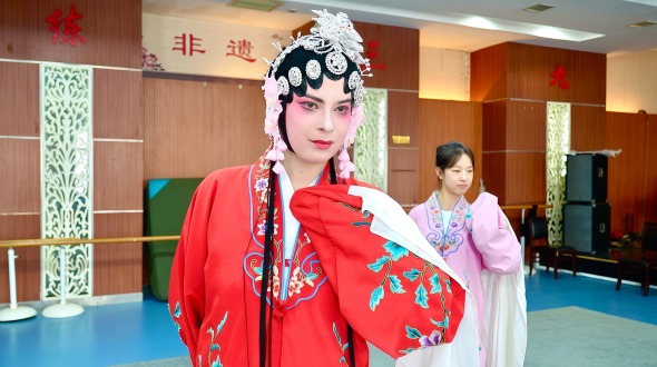Challenge: Learning Qinqiang Opera in One Minute—Russian Girl Anna's First Experience of Weinan's Opera_fororder_微信图片_20251112172927