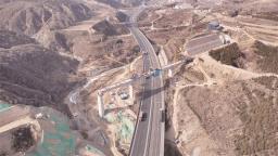 神瓦铁路 首座跨高速公路连续梁合龙