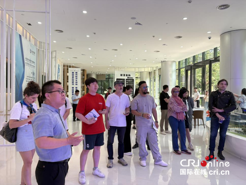 【在西安 看中国 外籍专家西安调研行㊿】十国外籍专家聚焦长安先导产业创新中心 用技术跨度丈量西安创新深度_fororder_图片1_副本