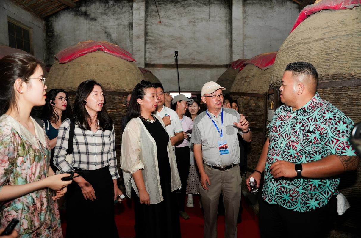 【组图】十余国驻华外交官探秘柳林酒：触摸非遗“活化石” 品味千年“酒海香”_fororder_图片11