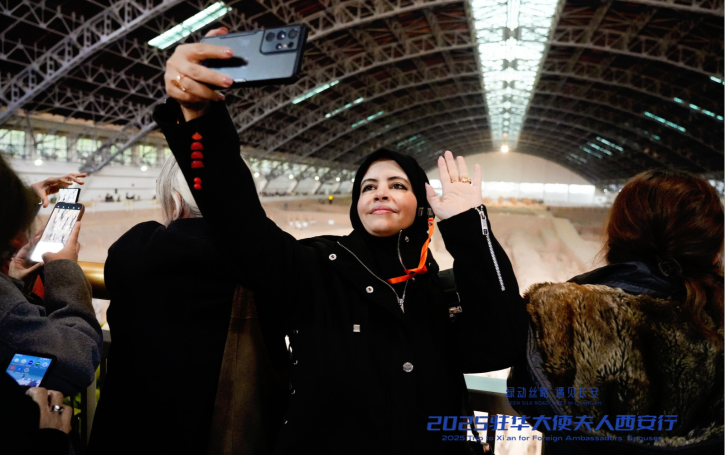 驻华大使夫人参观兵马俑 感受中华文明灿烂瑰宝