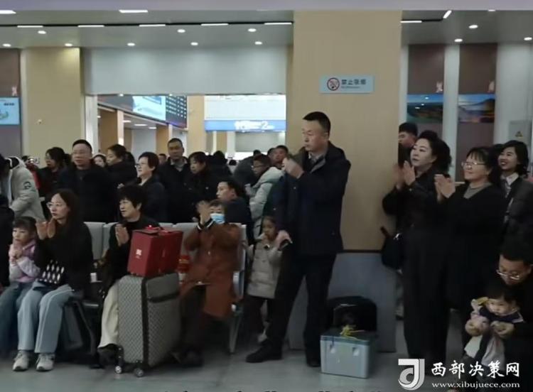 热气腾腾的中国年 | 榆林：人潮里飘歌声，归途中藏年味