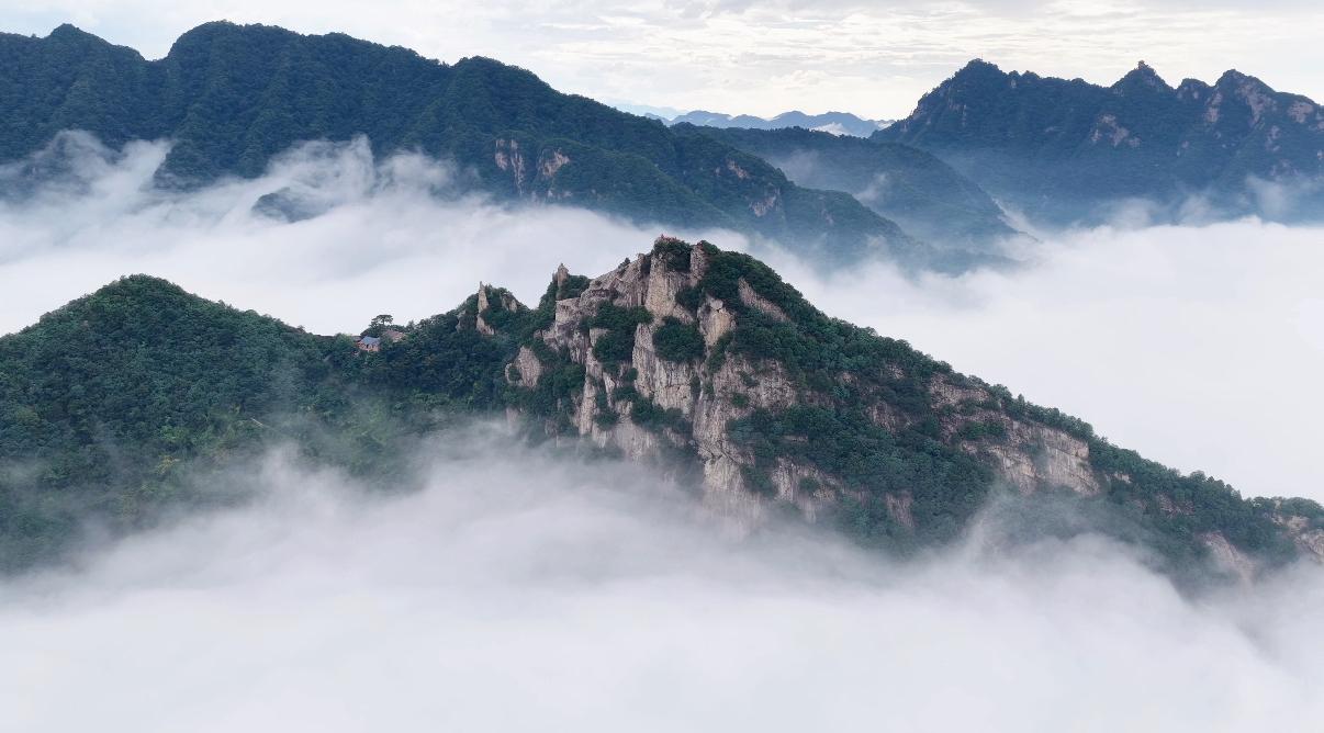 翠华山迎来秋季首场云海