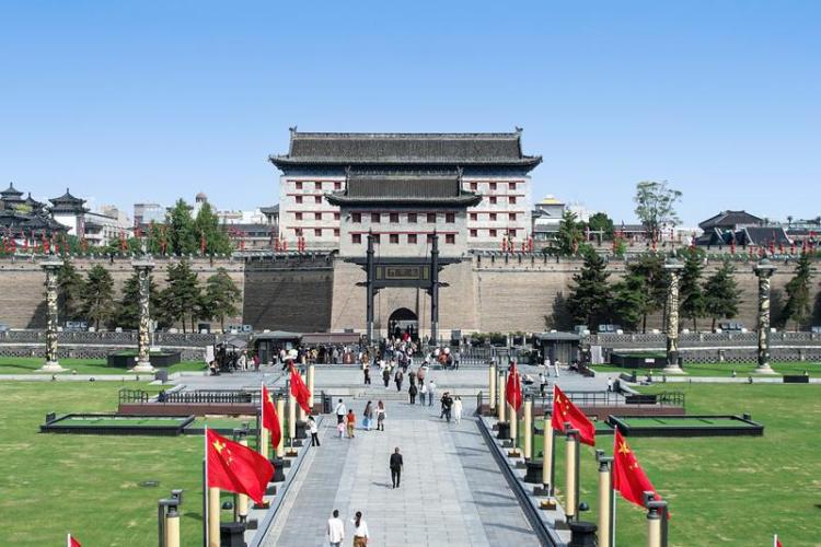 双节将至 古城西安节日氛围浓厚