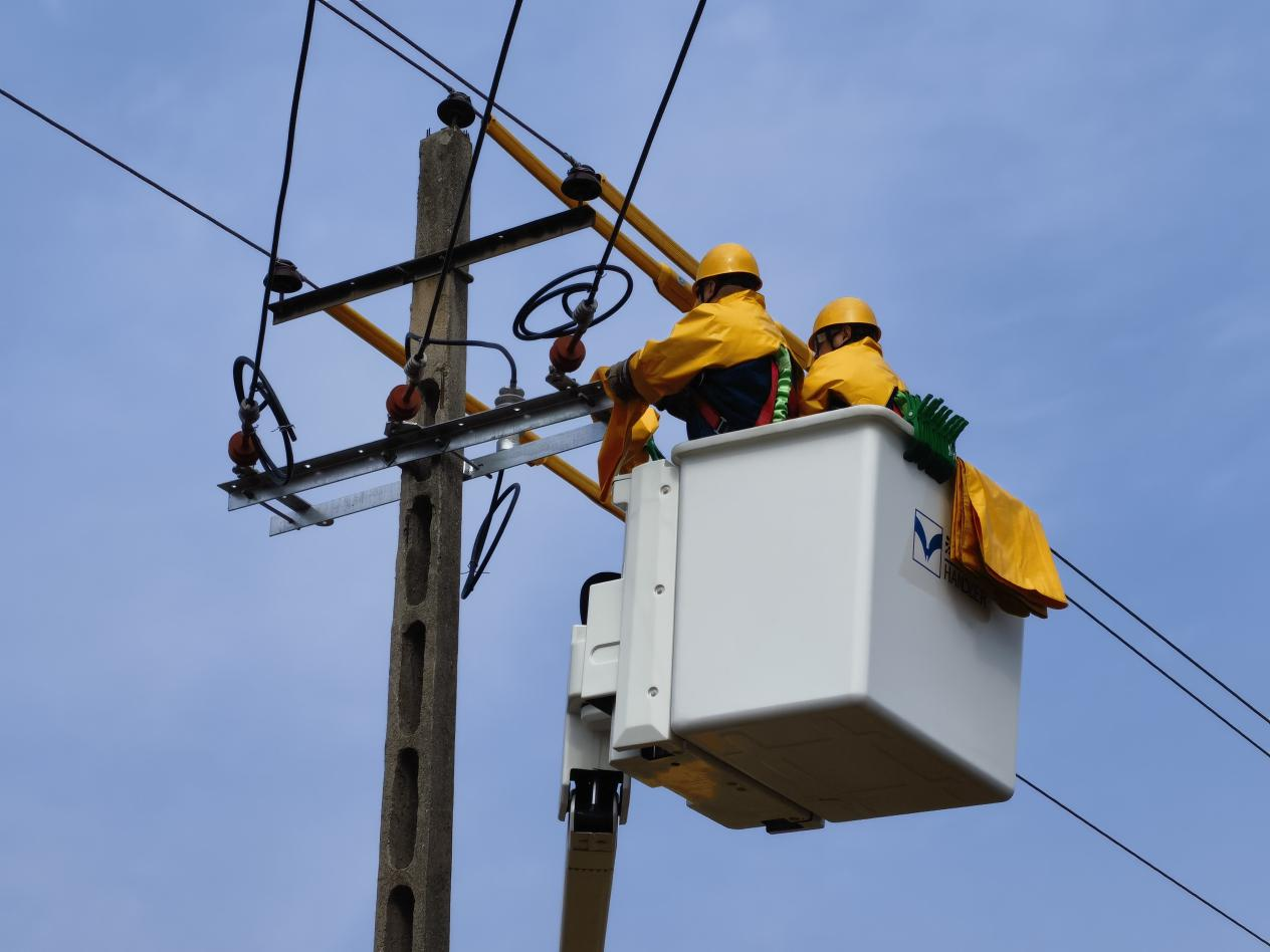 国网渭南供电公司：首次使用履带式绝缘斗臂车开展不停电作业_fororder_图片2