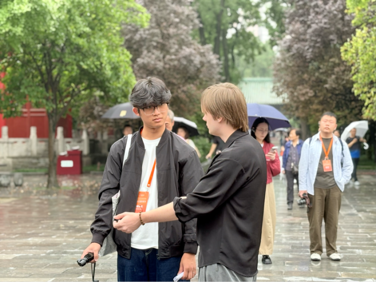 西安碑林博物馆“数智”升级 外籍网红博主体验中华书法“活态传承”_fororder_1·3