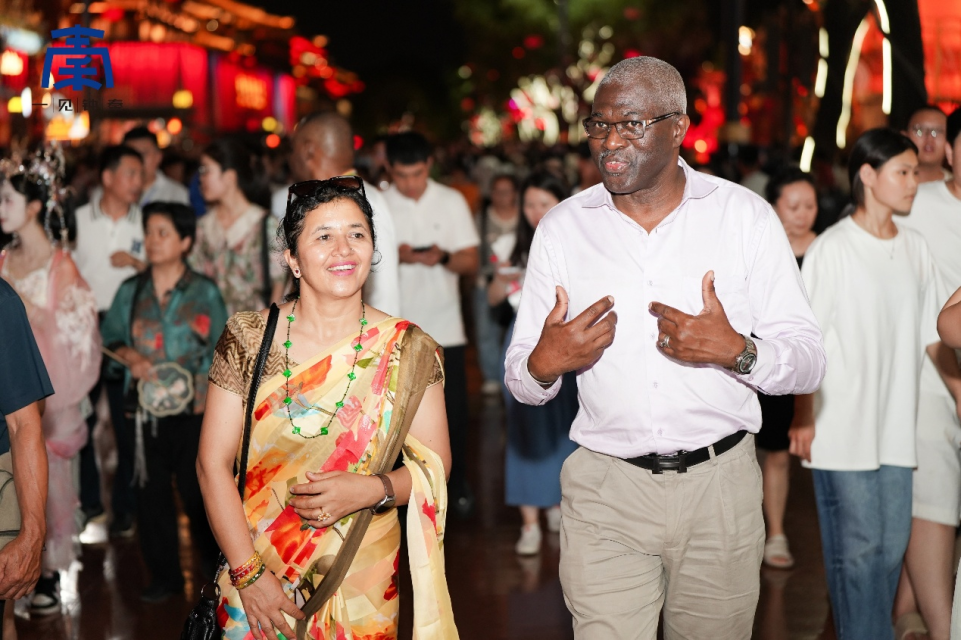 盛唐神韵醉人心 20国驻华外交官到访西安大唐不夜城_fororder_图片6