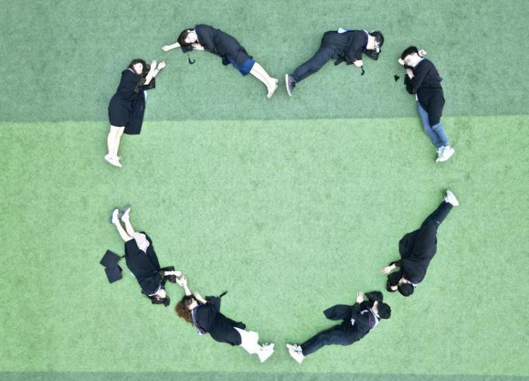 创意毕业照定格青春 高校毕业生解锁个性新玩法