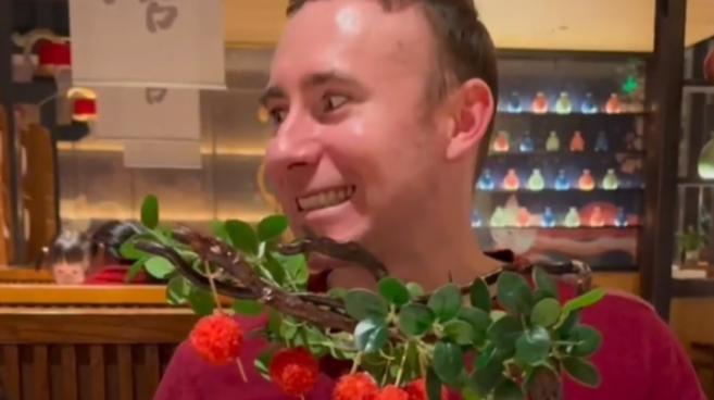 【外眼看陕西】逛吃西安一日游 外国小哥：肉夹馍是汉堡祖宗吧！_fororder_微信图片_20260115181209_2912_25