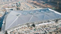 2394块异形玻璃全部就位  西安东站金属屋面顺利封顶