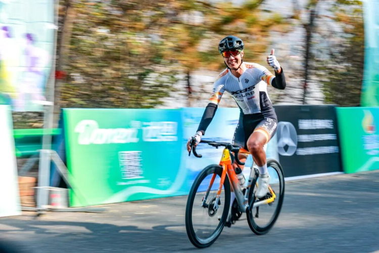 中国·榆林第四届沿黄观光路国际自行车赛在吴堡收官_fororder_图片3