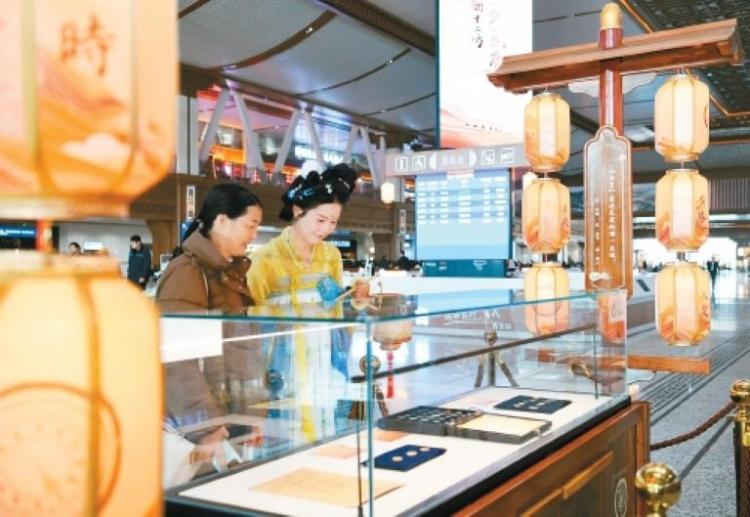 进站即“穿越”！解锁出行新体验  西安站将盛唐十二坊“搬”进候车厅_fororder_微信图片_20251205101203_10360_261