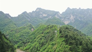 陕西天竺山景区：秦岭山间绿意浓