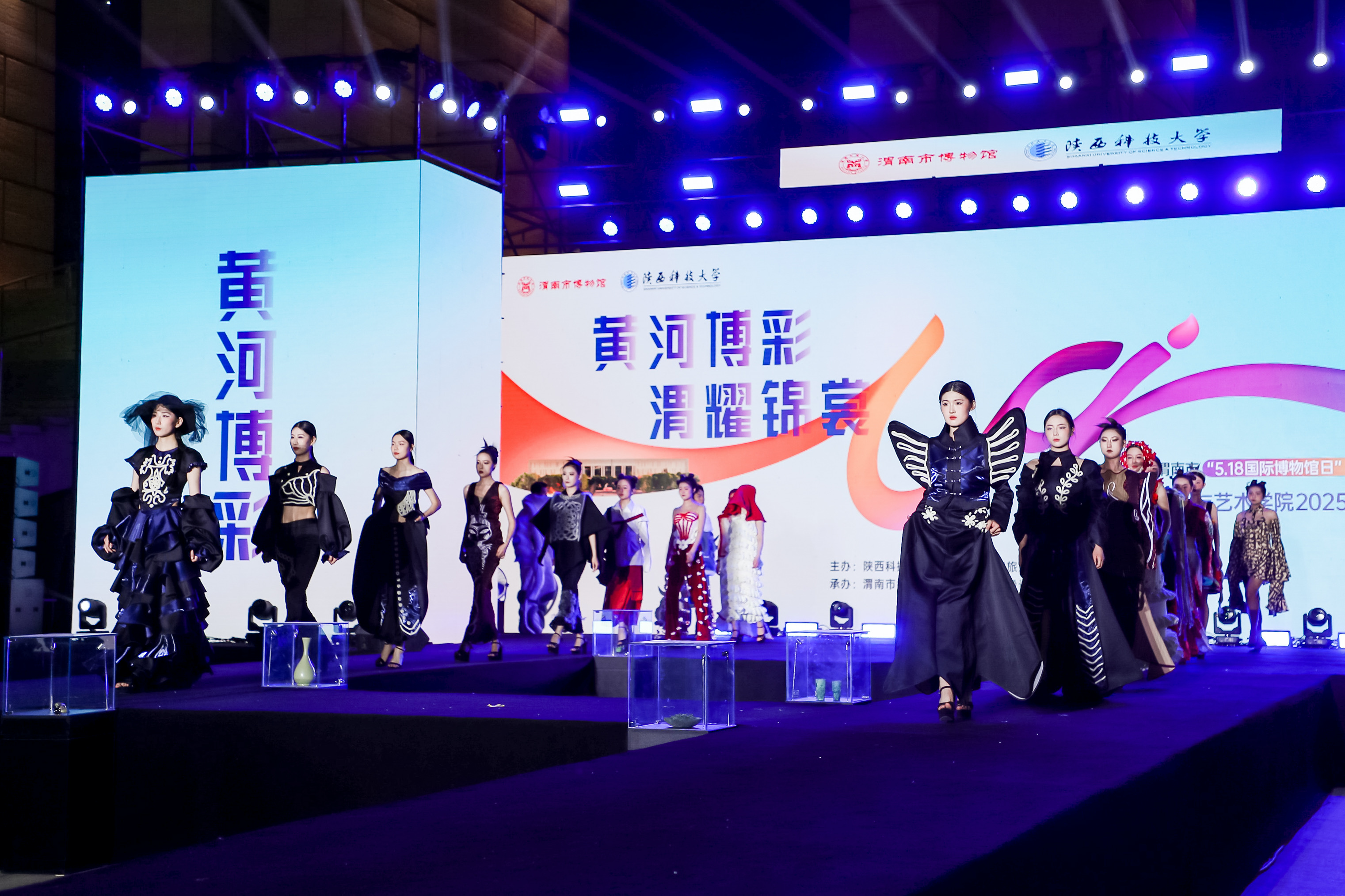 “黄河博彩 渭耀锦裳”陕科大服装设计作品动态展在渭南举行_fororder_图片16