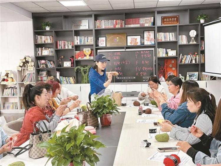 社区链接资源创办“她创工坊” 非遗技艺织就女性就业新图景_fororder_微信图片_20250428090504