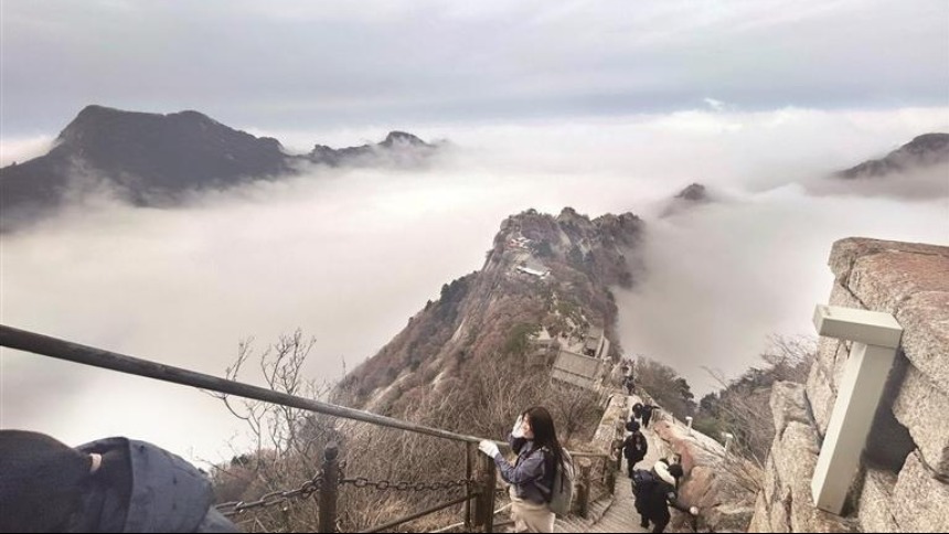 春日华山云海如画