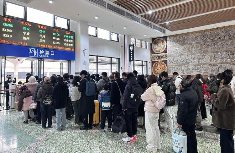 直击春运首日：“最美的路就是回家的路”