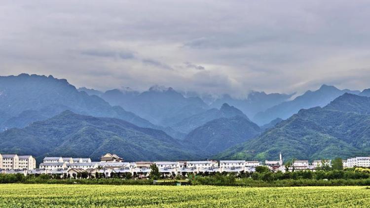 雨后云绕青山翠