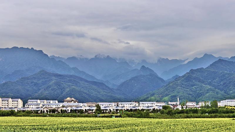 雨后云绕青山翠