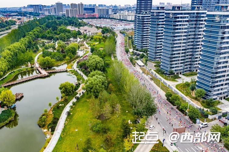 2025榆林马拉松鸣枪开赛 2万余人奔跑榆林一路凯歌