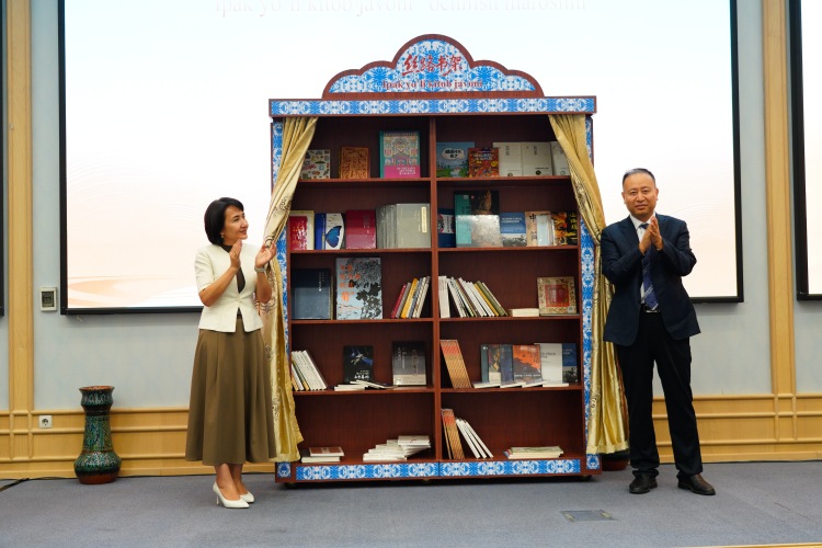 “走读丝路·行阅中亚”2025跨国图书出版交流活动在乌兹别克斯坦举办_fororder_微信图片_20250711163634