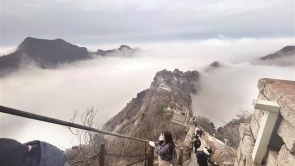 春日华山云海如画