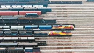 “钢铁长龙”送农资　护航三秦春耕忙