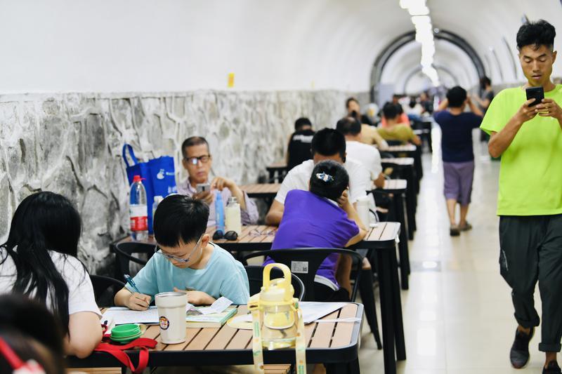 古城持续高温 市民防空洞避暑纳凉