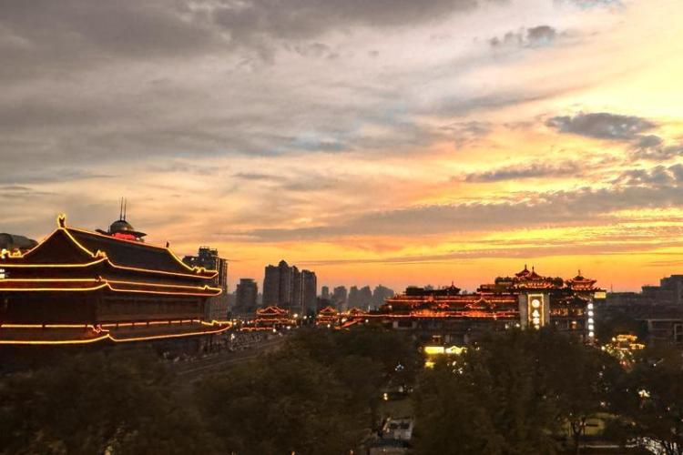 晚霞映古城 夕阳美如画