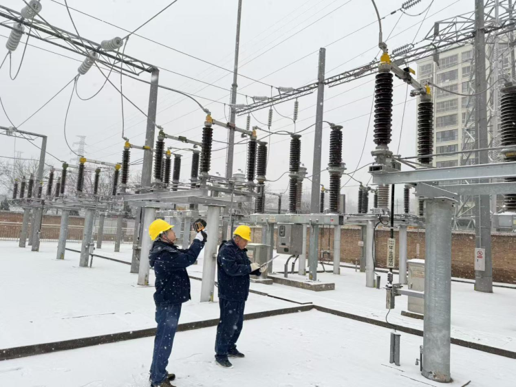 银装素裹下的“温暖守护” 国网陕西电力筑牢冰雪天气电力供应的坚强防线_fororder_图片5