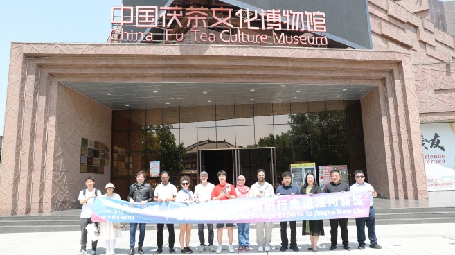 外籍专家到泾河沾“茯”气_fororder_微信图片_20250528191446