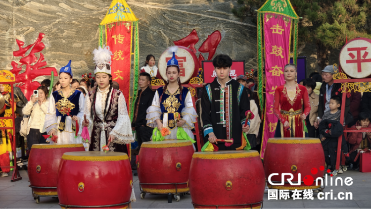 【外眼看陕西】鼓震元宵 龙舞丝路 中亚青年沉浸式“解锁”关中非遗_fororder_图片1