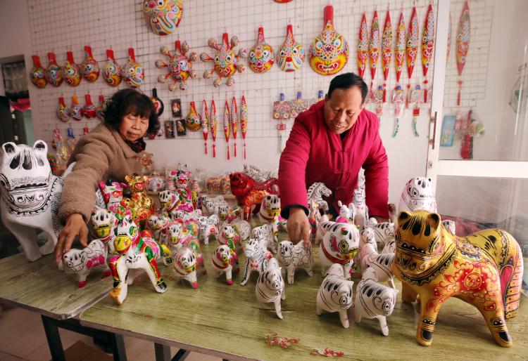 凤翔泥塑让年味“潮”起来_fororder_11487371_9aee680d-f68f-4fa3-a788-4e0dacfa2b4acopy