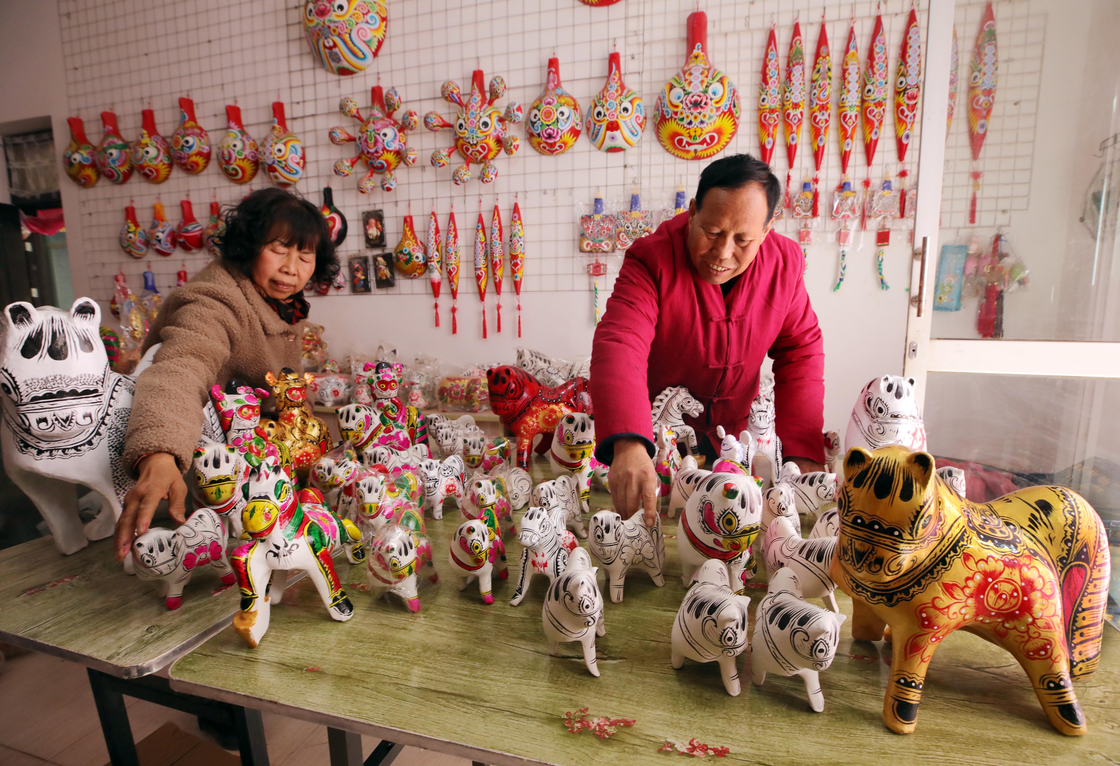 凤翔泥塑让年味“潮”起来_fororder_11487371_9aee680d-f68f-4fa3-a788-4e0dacfa2b4acopy