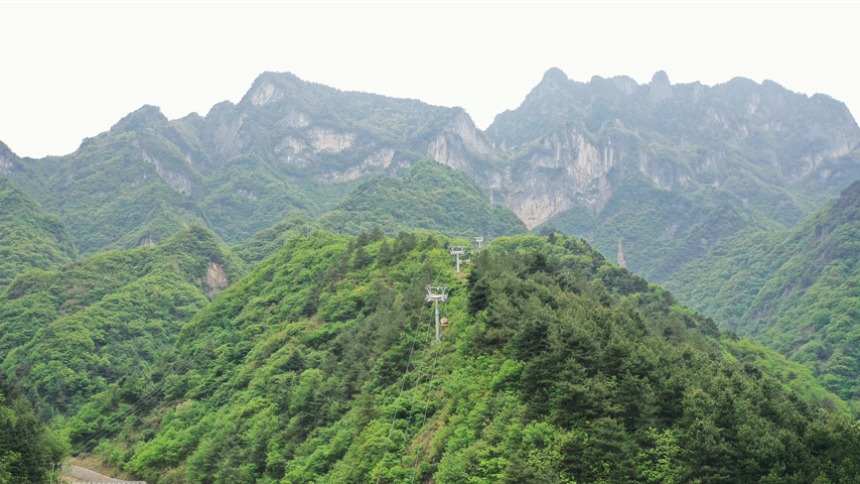 陕西天竺山景区：秦岭山间绿意浓