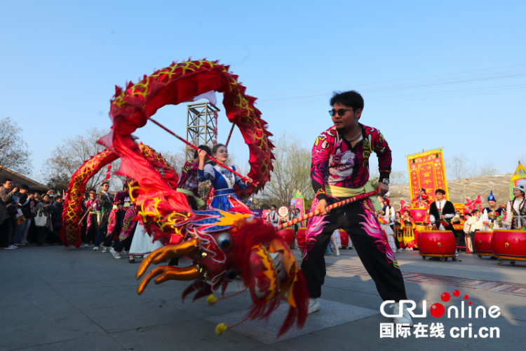 【外眼看陕西】鼓震元宵 龙舞丝路 中亚青年沉浸式“解锁”关中非遗_fororder_图片3