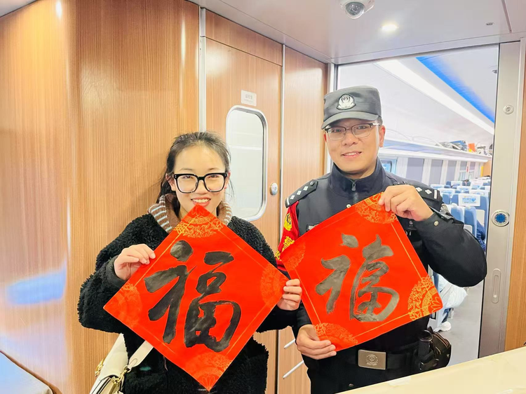 新春走基层 | 春运首日 延铁乘警送祝“福”温暖旅客归家路