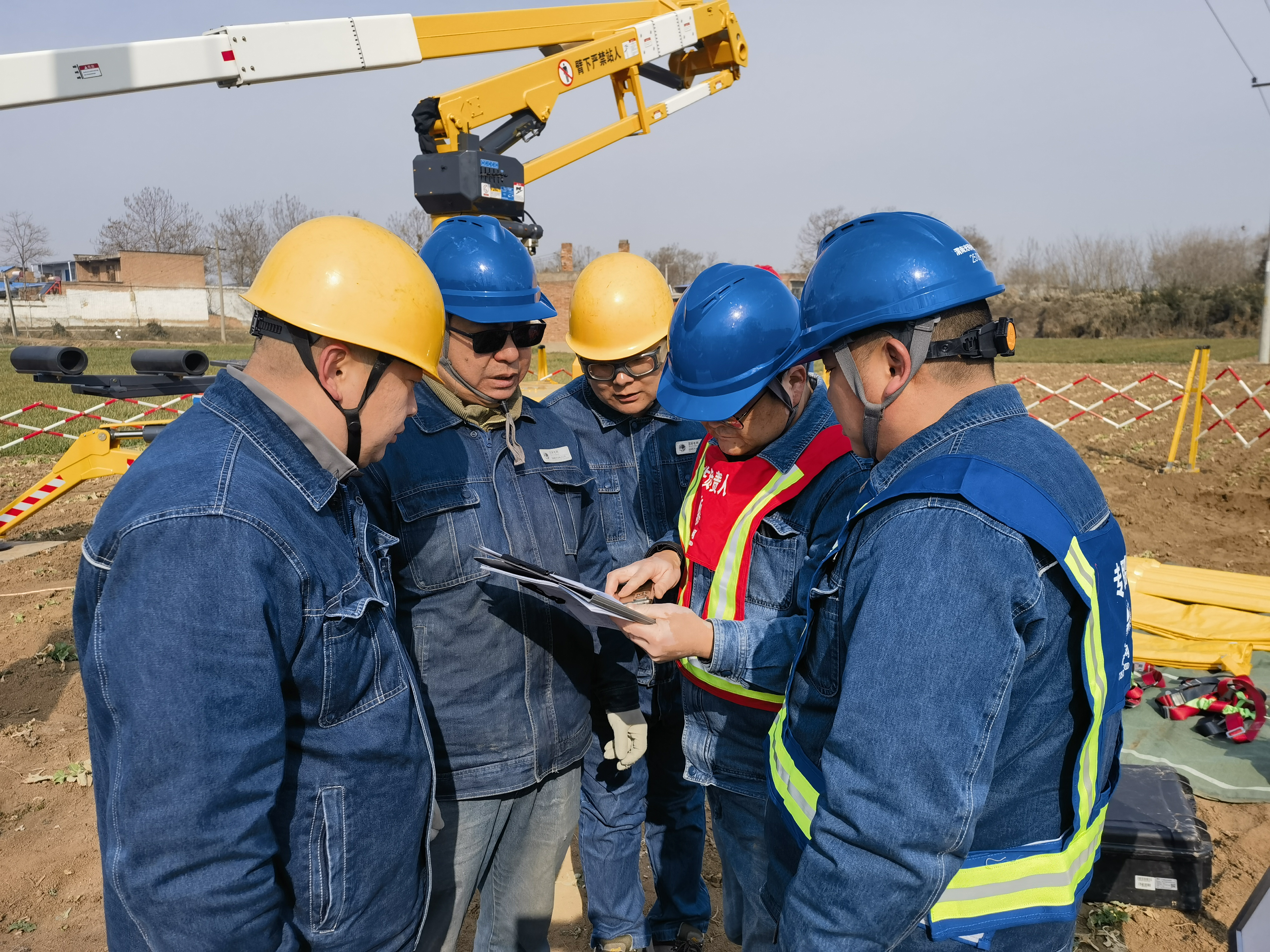 国网渭南供电公司：首次使用履带式绝缘斗臂车开展不停电作业_fororder_图片1