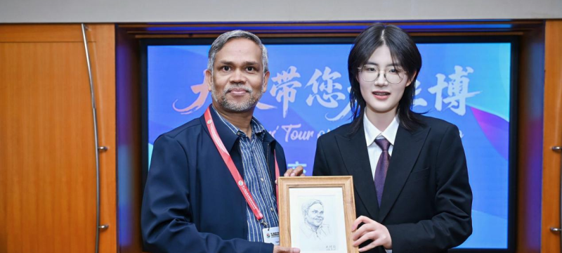 【大使带您看丝博】以画传情 “画”说丝路 美美与共团队创始人史钟简为多国驻华外交官送上“专属礼物”