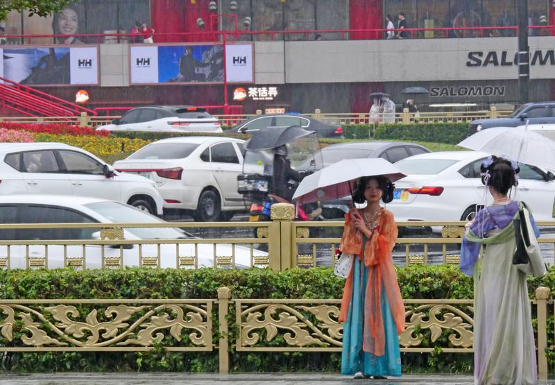 钟鼓楼广场雨中即景
