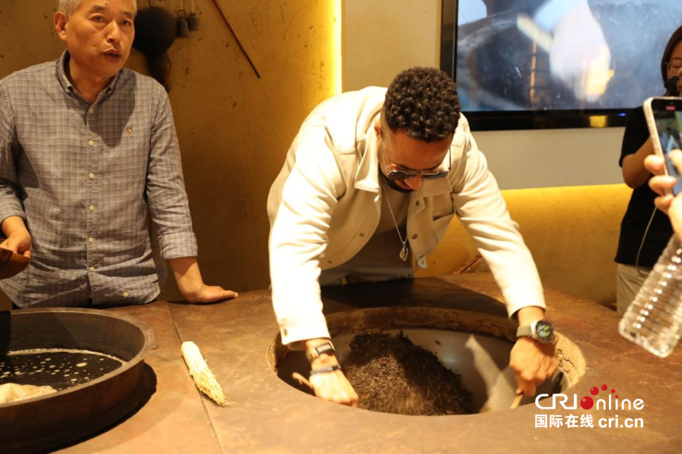 【在西安 看中国 外籍专家西安调研行】 让世界见证“泾”彩 多国外籍专家探秘泾河新城茯茶镇_fororder_图片11_副本