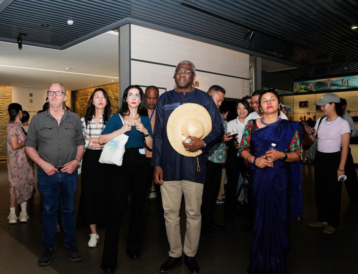 【组图】十余国驻华外交官探秘柳林酒：触摸非遗“活化石” 品味千年“酒海香”_fororder_图片10