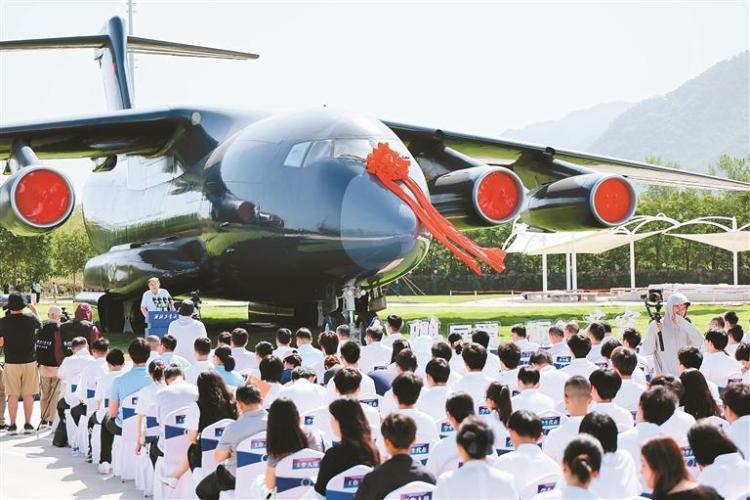 大国重器“胖妞”来了！运-20物理样机正式落户西北工业大学