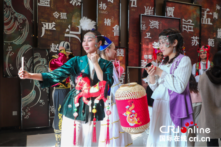 【外眼看陕西】鼓震元宵 龙舞丝路 中亚青年沉浸式“解锁”关中非遗_fororder_图片5